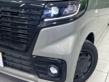 【LEDヘッドライト】悪天候や夜間走行時も良好な視界を確保し安心して運転できる高輝度LEDヘッドライトを装備!点灯速度が早く、消費電力も抑えられています。