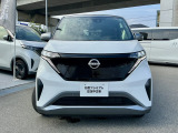 電気自動車の軽だから、運転ラクラク!力強い加速は軽ターボ車の約2倍!スムースな発進で運転が楽しくなる。自宅でカンタン充電。街乗りも余裕の航続距離。家充電なら8時間で100充電。フル充電で約180km走行可能。