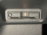 ハンドルの左下にETCがついています。高速道路の料金所の通過も楽々です。カードの取り出しもしやすい場所についています。