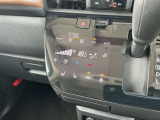 タブレット端末のようなタッチパネル式のオートエアコン採用。凹凸のない滑らかな表面で操作感を高めています。