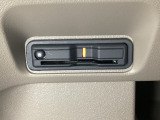 ハンドルの左下にETCがついています。高速道路の料金所の通過も楽々です。 カードの取り出しもしやすい場所についています。