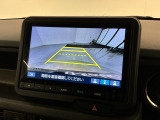 リバースギアに入れるだけで後方の表示へ切り替わります。夜間や雨の日の駐車も楽になりますよ。