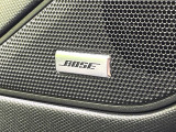 【BOSEサウンドシステム】メーカーオプションの高品位サウンドシステムを搭載。専用のチューニングが施された大小様々なスピーカーから良質なサウンドが奏でられ、臨場感あふれる音響空間を演出します。