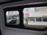 スライドドアには小窓があります