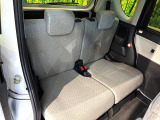 広々とした2列目シートは居住性が高く、居心地も快適!友達や家族とのお出かけにぴったりです。ベビーシートやチャイルドシート使用時も快適にお過ごしいただける十分な空間を確保しています。