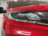 LEDヘッドライトは、点灯の瞬間から最大光量を発揮し、突然暗くなるトンネルなどでの安定感を高めます。