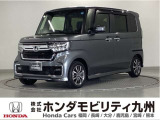 N-BOX カスタム EX です。ホンダセンシングを標準装備したこの車両は、パワースライドドアや、フォグライト、スライドシート、アルミホイール等、充実装備です。