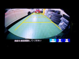 バックカメラの画像です。ガイドラインがスムースな車庫入れをサポートいたします。車庫入れの安心感がアップしますね。