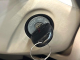 【キーレス】少し離れた場所からでもボタン一つでドアの開錠・施錠ができるのでとっても便利!ドアの鍵穴周りに傷をつけることもありません♪