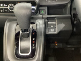 CVT車のセレクトレバーです。低速から高速まで、変速ショックのないスムーズな走りと、エンジン効率のよい領域を維持して燃費にも貢献します。サイドブレーキはスイッチ操作の電子制御パーキングブレーキです。