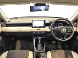 使いやすいレイアウトのダッシュボード周辺です。オートエアコンや小物入れなど嬉しい装備が満載です。