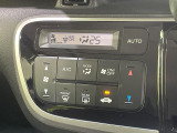【オートエアコン】一度お好みの温度に設定すれば、車内の温度を検知し風量や温度を自動で調整。暑い&hellip;寒い&hellip;と何度もスイッチ操作をする必要はありません。快適な車内空間には必須の機能ですね♪