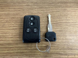 【スマートキー】 スマートキーを携帯していれば、ドアハンドルのボタンを押してロックの解除ができ、パワースライドドアもワンタッチで開閉できます。