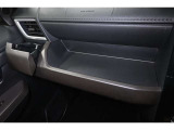 インパネテーブル装備!車内での小物などを一時的に置くとき利用できます。ドリンクホルダー装備! 美味しい飲み物 飲みながら 快適なドライブいかがですか♪