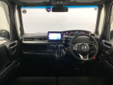【前方視界】開放的な前方視界!運転がしやすく疲れにくいです♪窓が大きく、見通しがとっても良いおクルマですよ♪