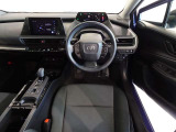革巻きステアリングで快適な操作性の運転席です。