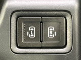 【両側パワースライドドア】スマートキーや運転席のスイッチで後席両側スライドドアの開閉が可能♪電動だから力を入れてドアを開ける必要が無く、小さなお子様でも簡単に開け閉めでき快適です♪