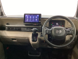車内は光触媒抗菌消臭施工済です。インパネ周りはスタイリッシュなデザインで機能や装備も充実しています。グローブボックスやカップホルダーのほかにトレーなどたくさんの収納スペースが付いています。