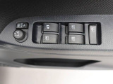 パワーウィンドウのスイッチです。 運転席に居ながら助手席の窓を開け閉めできるので便利ですよ。 ロック機能も付いてるので子供がイタズラして窓を開けるという事もできなくできますよ。