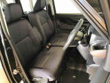 運転席の座面高さを調整できるシートリフターが付いています。フロントシートはベンチシートを採用で、座面も広く使い勝手もいいですよ♪