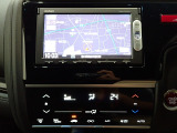運転席からも手が届きやすく、操作しやすい空調コントロールパネル。シンプルな操作でスッキリしたデザインです。 外の天気が変わっても、室内はいつも快適空間で運転に集中できますね。