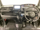車内は光触媒抗菌消臭施工済です。スタイリッシュなデザインでスポーティなインパネ周りを演出します。グローブボックスやカップホルダーのほかにトレーなどたくさんの収納スペースが付いています。