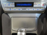左右独立温度コントロールフルオートエアコンです。運転席、助手席それぞれで独立して温度設定ができます。冷え性の方が乗っても安心ですね♪