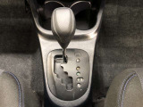 操作しやすいATシフトです。シフトチェンジを気にしなくてよいので運転だけに集中できますね。自然と手に届くところにある、手になじむ形状のシフトノブがいいですね。