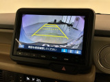 リバースギアに入れるだけで後方の表示へ切り替わります。夜間や雨の日の駐車も楽になりますよ。