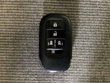 スマートキー付きですからドアロックの開閉およびエンジンスタートが楽々です。電動スライドドアの開け閉めもボタンで操作できます。
