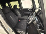 座面も厚みがあり背もたれも高く、広い足元にゆったり座れるシートです。運転席と助手席の間が空いている為、助手席側への移動がスムーズです。交通量の多い道でも助手席側から乗り降りができます。