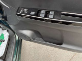 運転席パワーウィンドウスイッチとドリンクホルダーです。
