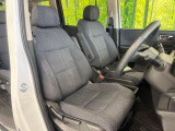 運転席まわりには十分なスペースがあり、大柄な方でもゆったり運転していただける環境です。