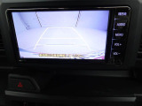後退時に車両の後ろ側をモニター画面に表示します。車庫入れなどでバックする際に後方確認ができて便利です。車庫入れが苦手な人もこれで安心。