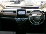 大きなフロントガラスで広々とした視界の運転席まわりです。