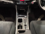 CVT車のセレクトレバーです。低速から高速まで、変速ショックのないスムーズな走りを実現するとともに、エンジン効率のよい領域を維持することで燃費にも貢献します。