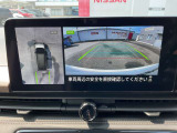 バックに入れると画面は全周囲カメラの画像に切り替わります。移動物や障害物がある際にアラームと表示が出ます。