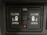 【両側パワースライドドア】両側がパワースライドドアになっており、運転席のスイッチやスマートキーでも開閉が可能です!開口部も広いので乗り降りも楽々♪