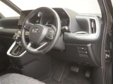 運転席の様子です。見通しの良いすっきりとした内装で、運転しやすい空間となっております!