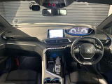 スッキリとまとめられた運転席周りで、運転を楽しくさせる内装です。まさにcockpitです!