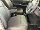 シートカバーを装着しており、車内は清潔感のある印象です。シートの保護にも役立ち、日常使いでも快適にお乗りいただけます。インテリアの質感も向上しており、気持ちよくお使いいただける一台です。