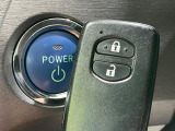 【スマートキー】カバンやポケットに入れたままでもドアの施錠・解錠が可能なスマートキーを装備。エンジンのオン・オフ時もカギを取り出す必要が無いからとっても便利です♪