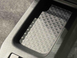 スマートフォンなどがスッキリ置けるセンターコンソールトレイです