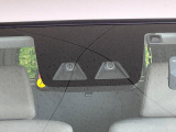 【スマートアシスト】走行中に前方の車両等を認識し、衝突しそうな時は警報とブレーキで衝突回避と被害軽減をアシスト。より安全にドライブをお楽しみいただけます。