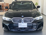 【BMWの伝統-1】BMWの特徴的な&ldquo;キドニーグリル&rdquo;は、80年以上続く伝統の形でございます。変わらないこだわりのデザインが、プレミアムブランド&ldquo;BMW&rdquo;を創り出します。
