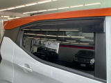 純正プラスチックバイザーが付いています。雨の日でも車内の換気が出来ます。