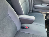 フロントシートにはセンターアームレスト付き、長時間の運転で疲れた腕を乗せてください。