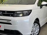 【LEDヘッドライト】悪天候や夜間走行時も良好な視界を確保し安心して運転できる高輝度LEDヘッドライトを装備!点灯速度が早く、消費電力も抑えられています。