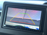 【バックカメラ】駐車時に後方がリアルタイム映像で確認できます。大型商業施設や立体駐車場での駐車時や、夜間のバック時に大活躍!運転スキルに関わらず、今や必須となった装備のひとつです!