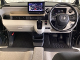 車内は光触媒抗菌消臭施工済です。インパネ周りはスタイリッシュなデザインで機能や装備も充実しています。グローブボックスやカップホルダーのほかにトレーなどたくさんの収納スペースが付いています。